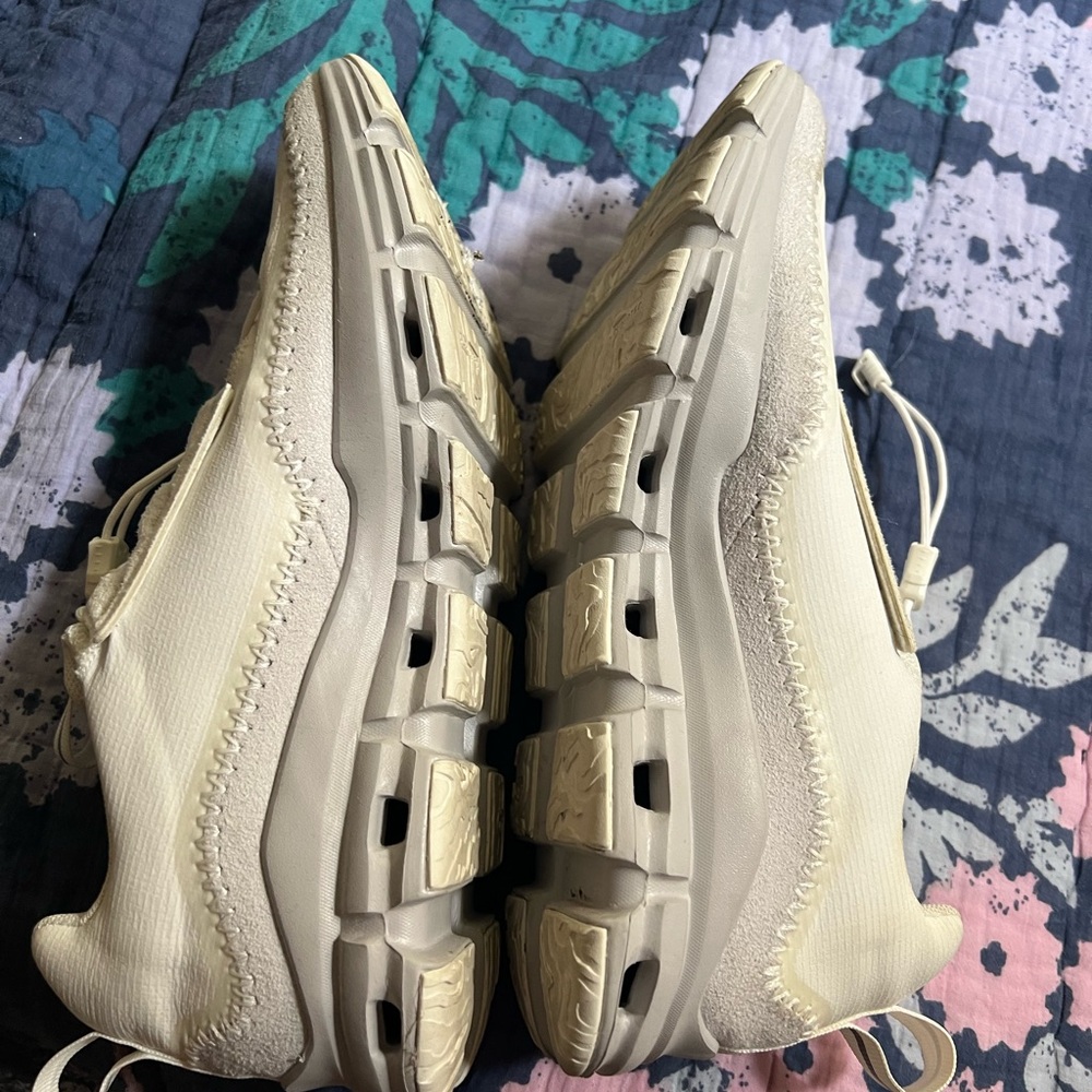 On Running Women's White Athletic Shoes - Picture 5 of 11